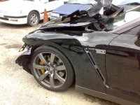 Еще одна жертва среди новых Nissan Skyline GT-R (6 фото)