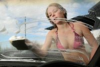 Где мыть свой автомобиль, на автомойке или во дворе?