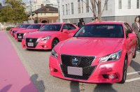 Спецверсия Toyota Crown в розовом цвете