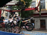 В Саратове пять эвакуаторов вывозили один мотоцикл