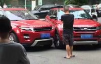 Range Rover Evoque и его клон столкнулись между собой