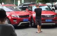 Range Rover Evoque и его клон столкнулись между собой Range Rover Evoque и его клон столкнулись между собой